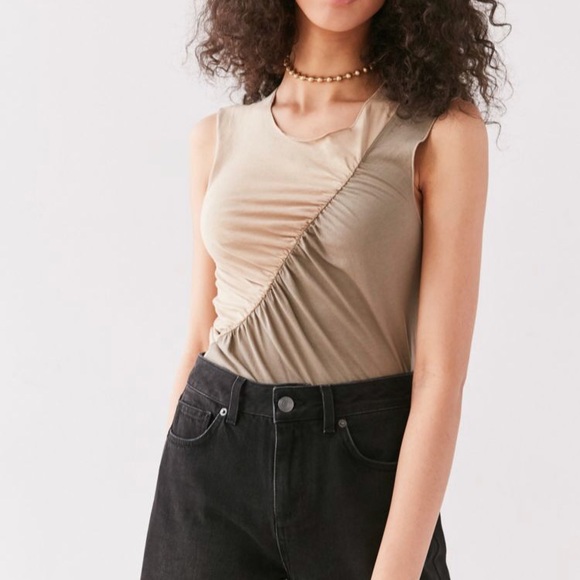 UO Ruched Crop Top - Picture 2 of 4